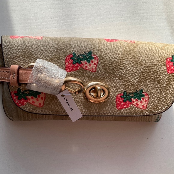 Nwt Coach Sunglass Case in Strawberry print - Picture 3 of 3